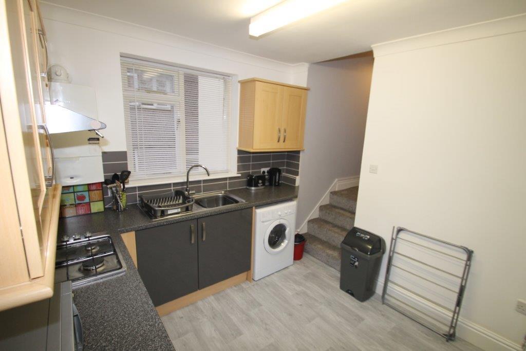 kitchen with gas hob and cooker, washing machine and sink