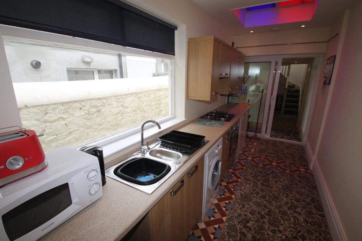 kitchen with gas hobs and cooker, washer/dryer, microwave and sink
