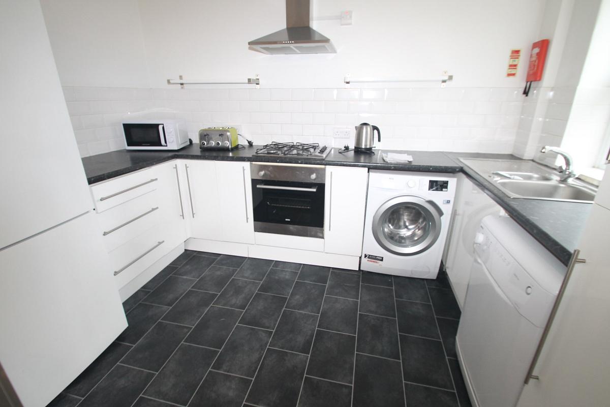 shared kitchen with gas hob and cooker, washing machine, fridge freezer and dishwasher