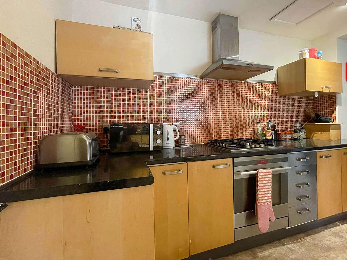Shared kitchen with gas hob and cooker 